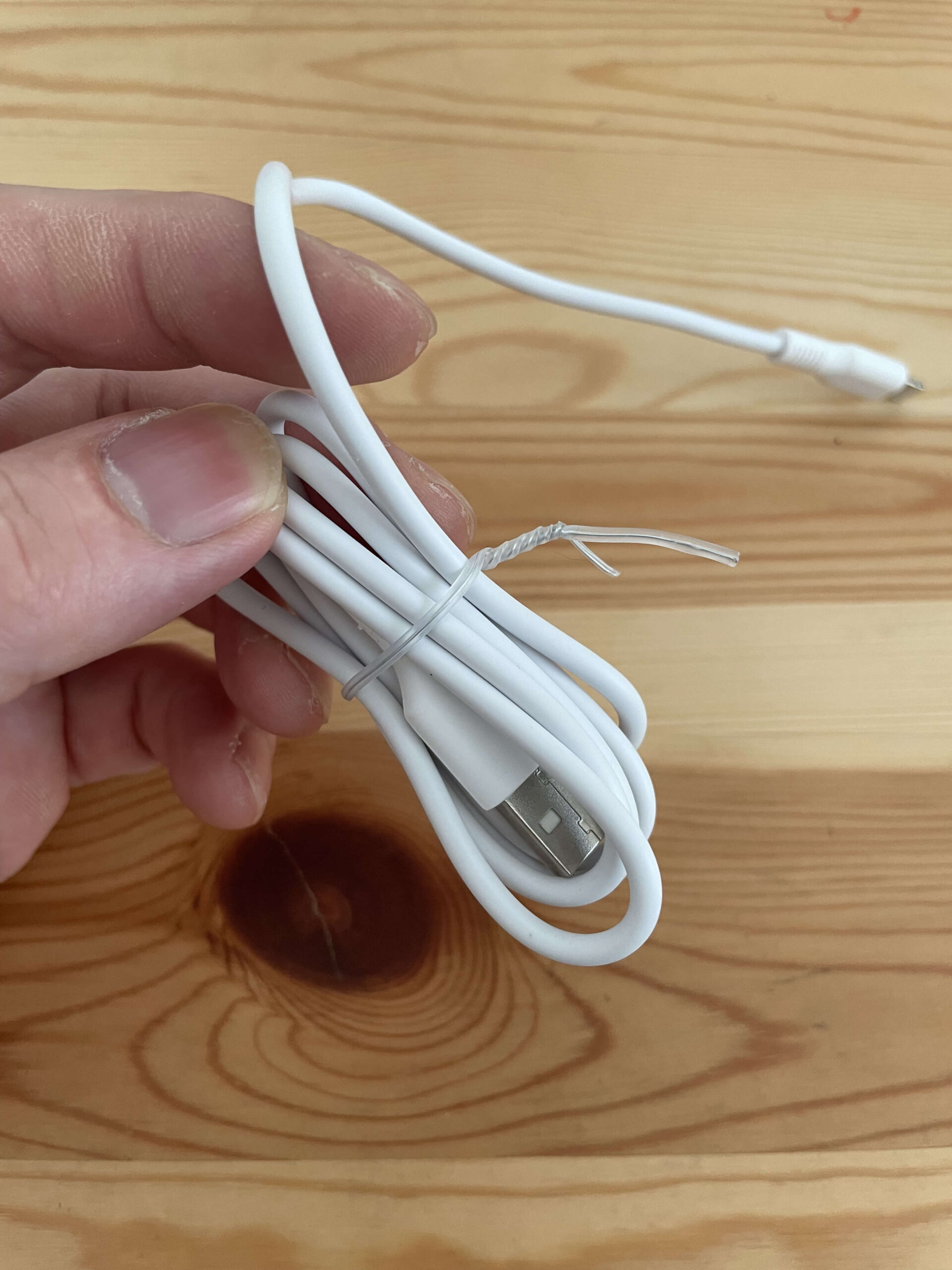 スリコで300円のライトニングケーブル「CHARGING」を買って使ってみた｜ChorotenBlog